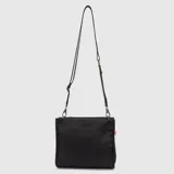 Cartera tipo tote mini de la marca Bubba, color negro, con diseño minimalista, cierre superior y correa larga ajustable y extraíble para usar como bandolera.