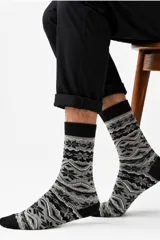 Media de caña media con diseño jacquard de estilo nórdico en tonos negro, gris y blanco.