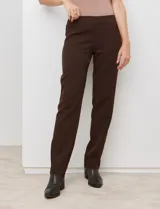 Pantalón de vestir verde oscuro, marca Zac & Rachel, con pretina con faja interna modeladora y bolsillos rectos delanteros y traseros simulados.