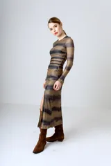 Vestido midi de tejido de punto con estampado abstracto en tonos marrones y negros, de manga larga y corte ajustado con abertura lateral en la falda.
