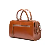 Cartera tipo baúl modelo Bianca de Extra Large, confeccionada en 100% cuero color suela, con diseño estructurado, doble asa corta de mano y correa de hombro ajustable y extraíble. Cuenta con detalles de costuras pespunteadas, herrajes metálicos plateados y placa con logo de la marca en el frente. Acceso mediante doble cierre y forrería interior textil con bolsillos.
