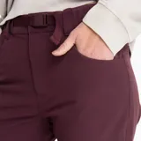 Pantalón de trekking color bordó, con diseño convertible a short mediante cierres en los muslos. Cuenta con múltiples bolsillos, cintura ajustable y tecnología repelente al agua.