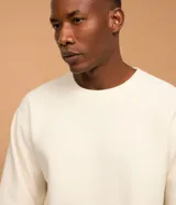 Suéter masculino de cuello redondo y manga larga, confeccionado en tejido fleece con felpa. Presenta puños y ruedo acanalados, con un diseño básico y liso.