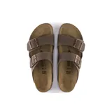 Sandalias Birkenstock modelo Arizona, color marrón topo, con dos correas ajustables con hebillas metálicas color cobre. Plantilla anatómica de corcho y látex cubierta de ante. Suela de goma EVA.