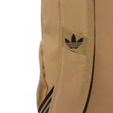 Mochila Adidas Adicolor Classic color beige con el logotipo del trébol en negro en el bolsillo frontal. Cuenta con compartimento principal con cierre, bolsillo delantero y tirantes ajustables.