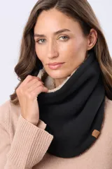 Cuello reversible de polar y sherpa color negro, con pequeño aplique de cuero sintético con logo grabado.