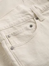 Bermuda color crema de corte slim con bolsillos delanteros y traseros.