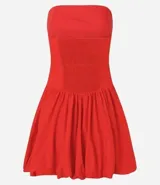 Vestido corto con pollera balonê, escote sin breteles, cierre por cremallera en el lateral y confeccionada en viscolino.