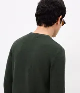 Suéter de punto bordó para hombre, con textura acanalada horizontal, cuello redondo, mangas largas, y puños y bajo ajustados.