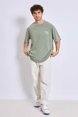 Remera de algodón color marrón con efecto lavado, corte oversize y estampa pequeña en el pecho.