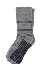 Par de medias grises con rayas horizontales negras y logo bordado en el tobillo.