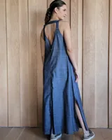 Vestido largo azul melange de corte imperio, con escote en V y breteles finos. Presenta tajo lateral en la falda.