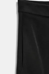 Pantalón de tiro medio de la ZW Collection, color negro, con diseño de pierna ancha (wide leg) y detalle de pliegues en la parte delantera. Cuenta con bolsillos laterales ocultos y cierre frontal con cremallera, botón y ganchos metálicos.