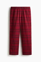 Pijama de dos piezas confeccionado en franela de algodón. Incluye una camisa de manga larga con cuello inglés, botones frontales y bolsillo en el pecho, junto con un pantalón de corte recto con cintura elástica y cordón ajustable.