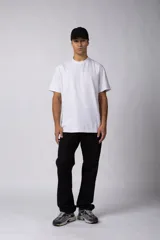 Pantalón de jean de corte recto en color celeste claro, con diseño clásico de cinco bolsillos y costuras reforzadas.