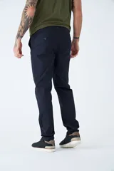 Pantalón chino de gabardina color negro, de corte regular, con logo bordado.