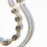 Pulsera dorada con doble diseño: una hilera de cristales claros y una cadena de eslabones originales.