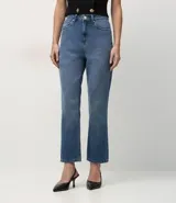 Pantalón de jean corte recto cropped con cintura alta, cierre frontal con cremallera y botón, y bolsillos funcionales. Confeccionado en algodón certificado.