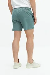 Short de baño liso con cintura elástica y cordón ajustable. Cuenta con dos bolsillos laterales, un bolsillo trasero y logo bordado en el ruedo. Confeccionado en tejido ligero de secado rápido.