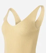 Blusa sin mangas de punto acanalado color crema, con escote en V y espalda descubierta. Confeccionada en una mezcla de viscosa y poliamida, presenta un ajuste al cuerpo y textura vertical en relieve.