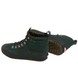 Championes de caña alta Vans modelo Sk8-Hi MTE DR Waterproof, color verde oscuro. Confeccionados en gamuza con tecnología impermeable HydroGuard, presentan ojales metálicos reforzados tipo bota de montaña, cordones redondos y suela de goma negra con diseño dentado para mayor tracción.