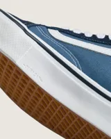 Championes Vans modelo Skate Old Skool, con diseño low-top en tonos azul marino y azul medio. Presentan la icónica franja lateral Sidestripe en blanco, confeccionados en una combinación de gamuza y lona con suela vulcanizada de goma blanca y patrón Waffle.