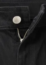 Jeans estilo cargo color negro de corte recto y tiro medio, con bolsillos aplicados en el frente.