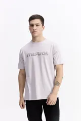 Remera de algodón color lila claro, con escote redondo y logo "Mistral since 1974" estampado en el frente.