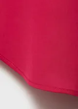 Camisa sin mangas de lyocell color fucsia, con cuello camisero y cierre frontal de botones.