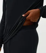Conjunto de pijama masculino compuesto por una remera de manga larga con cuello redondo y un pantalón largo a juego. Ambas piezas presentan un diseño liso y minimalista, confeccionadas en tejido de modal suave y transpirable.