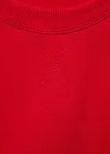 Buzo rojo de algodón con cuello redondo, mangas largas con puños elásticos y bajo con goma elástica.