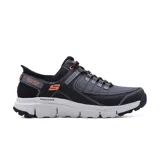 Championes deportivos Skechers Hands Free Slip-ins Summits AT, color gris y negro con detalles en naranja. Diseñados con tecnología Heel Pillow, capellada de malla resistente, entresuela flexible con absorción de impactos y plantilla Air-Cooled Memory Foam.