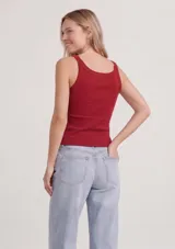Musculosa de tejido acanalado gris, con escote redondo y corte ajustado al cuerpo.