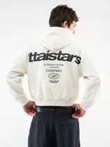 Canguro blanco con capucha, con gran estampado en la espalda en color negro que incluye texto y logotipos de la marca.