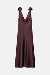 Vestido midi satinado color marrón, con escote en V y tirantes anchos ajustables con lazada en los hombros. Presenta cierre lateral con cremallera oculta.