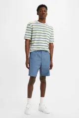 Bermuda de estilo chino en color azul, con cintura elástica y cordón interno para ajuste. Presenta un corte relajado y tiro medio, con bolsillos laterales y traseros.