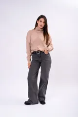 Sweater de cuello alto con diseño de rombos texturizados, de calce holgado y mangas largas.