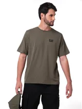Remera de manga corta y cuello redondo, color verde oliva. Presenta el logo de la marca estampado en pequeño en el lado izquierdo del pecho y una etiqueta envolvente en el dobladillo.