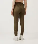 Pantalón legging de tiro alto color verde oliva, confeccionado en material sintético con recortes verticales y cierre lateral con cremallera.