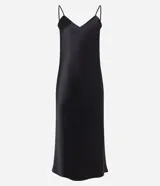 Vestido slip midi satinado color negro, con escote en V, breteles finos regulables y caída fluida.