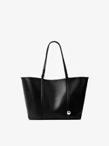 Bolso tote negro de cuero liso con doble asa de hombro, correa bandolera ajustable y extraíble, cierre a presión, cuenta metálica plateada grabada, bolsillo interior con solapa y cremallera, herrajes metálicos plateados y logo grabado.