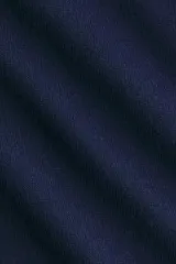 Saco corto de punto fino, color azul marino, con cierre frontal de botones, capucha con cordón ajustable y terminaciones acanaladas en puños y bajo.