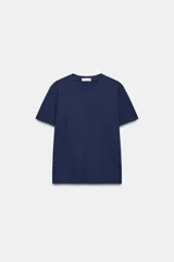 Remera básica de corte regular fit, color marrón, con cuello redondo y manga corta.