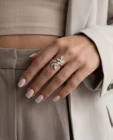 Anillo de acero quirúrgico de diseño abierto con forma de ramas con hojas pavimentadas con circonitas.