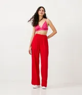 Pantalón wide leg rojo confeccionado en viscolino con cintura elástica y bolsillos laterales.