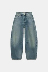 Jeans de tiro medio y diseño balloon, color azul con efecto deslavado, cinco bolsillos, trabillas para cinturón y cierre frontal con cremallera y botón metálico.