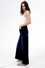Jeans de tiro alto en denim de algodón con leve stretch, corte wide leg de piernas amplias, bolsillos parche delanteros y raya marcada en el frente.