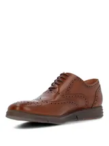 Zapato tipo Oxford estilo brogue color marrón, con detalles de perforaciones decorativas en la puntera y laterales. Cuenta con cierre de cordones y suela de goma con diseño deportivo.