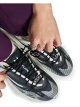 Championes deportivos Under Armour UA Flare en color blanco y negro, con capellada textil transpirable, entresuela acolchada de gran volumen y suela de goma resistente.