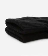 Guantes de tricot con textura acanalada en el puño, confeccionados en tejido suave y elástico.